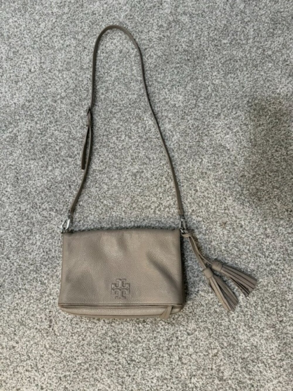 Tory Burch Bombe T Foldover Crossbody Pebbled Leather Taupe Gray / Greige Tassel